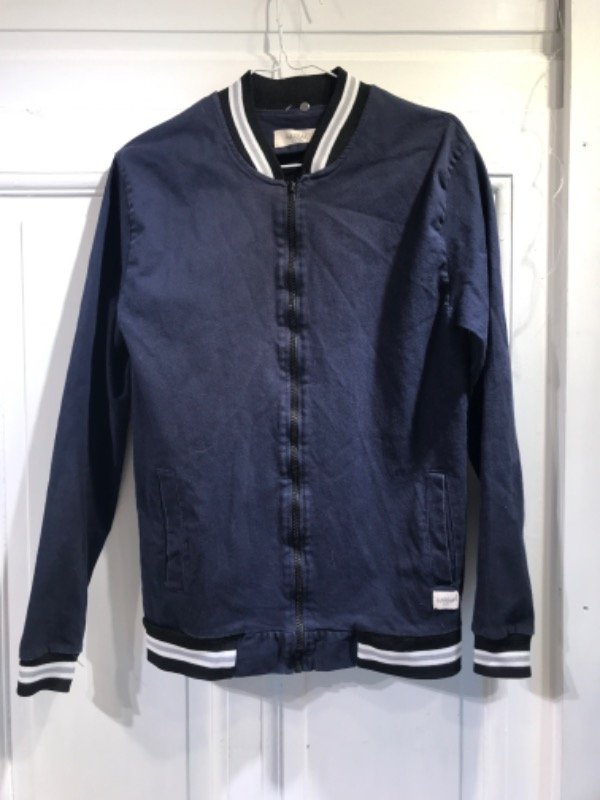 Producto - Campera HARBAK de gabardina azul Talle M - PRECIO: 32X