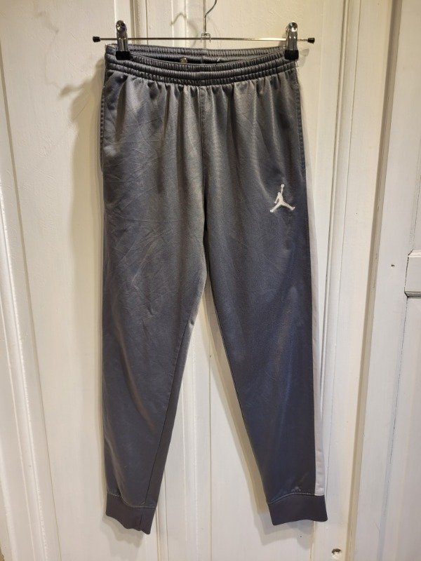 Producto - Jogging JORDAN gris y blanco Talle 12/13 años - PRECIO: 24X