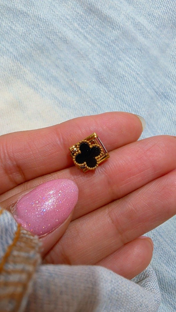 Producto - Charms vc negro y dorado AQ