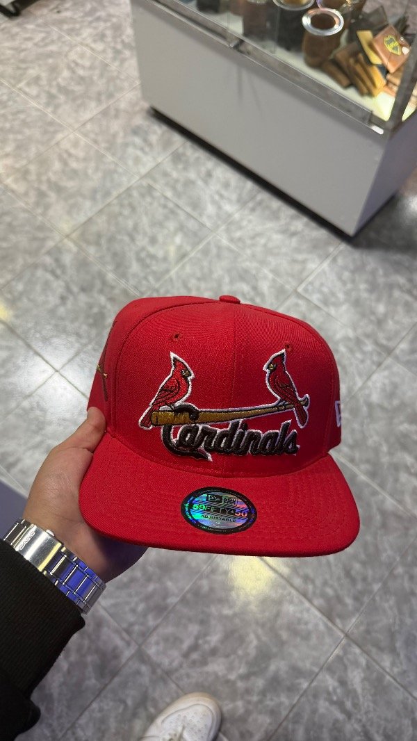 Producto - CAP CERRADA PLANA CARDINALS 59.6cm