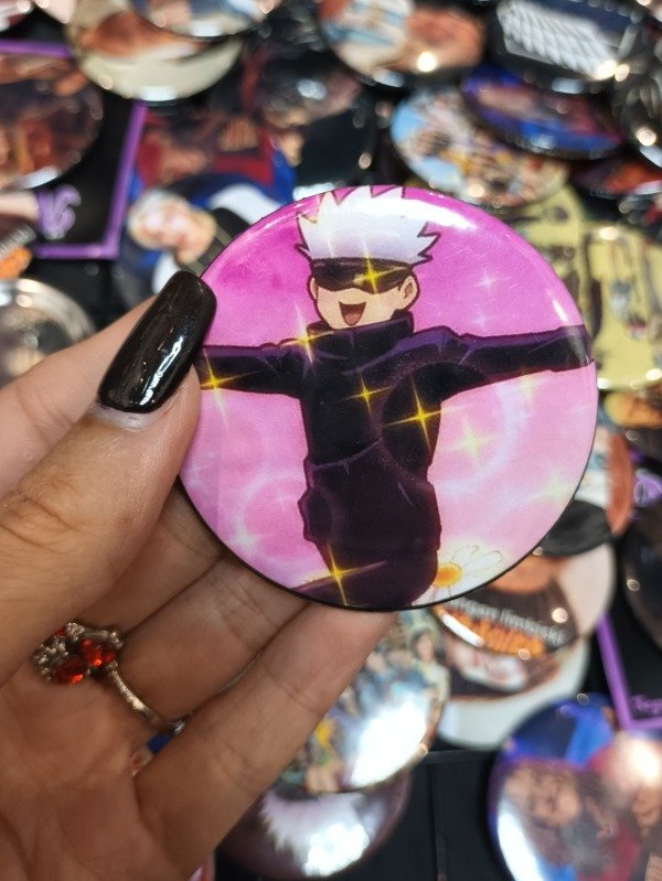 Producto - Pin Gojo Feliz Jujutsu Kaisen