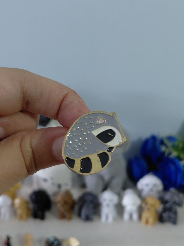 Producto - Pin metalizado ilustrado - Mapache