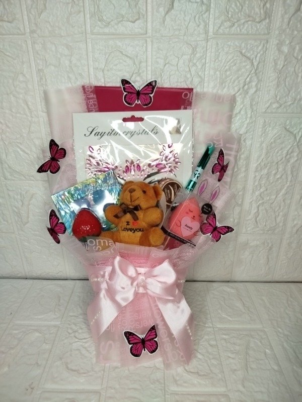 Producto - Ramo de maquillaje con llavero de oso marrón