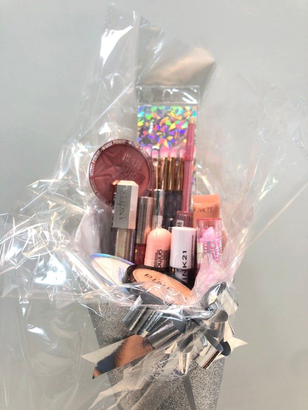 Producto - RAMO CON PRODUCTOS DE MAQUILLAJE 4