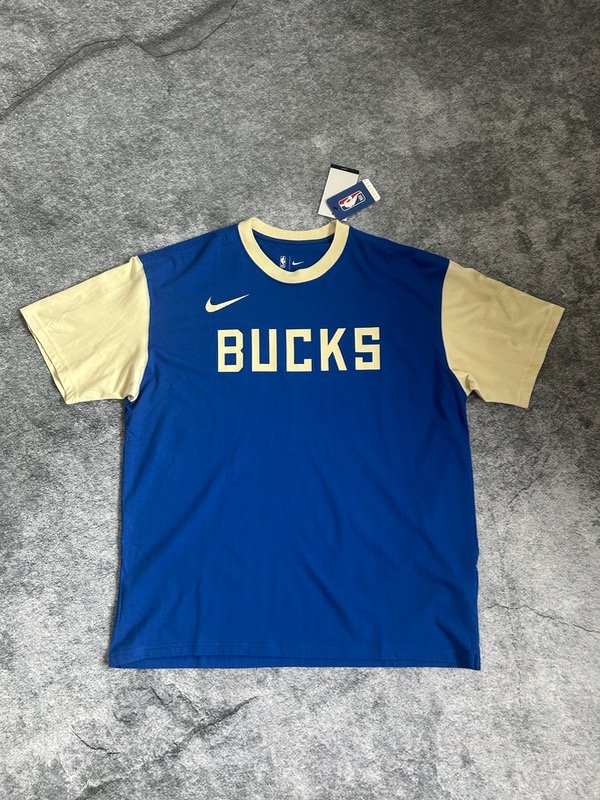 Producto - Milwaukee Bucks Nike Royal 2024/25 City Edition Courtside Color Block T-Shirt