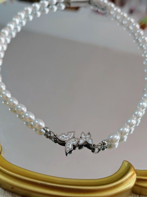 Producto - Cadena con perlas y doble mariposa plateada