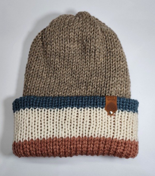 Producto - Gorro color tostado, azul, crema y ladrillo