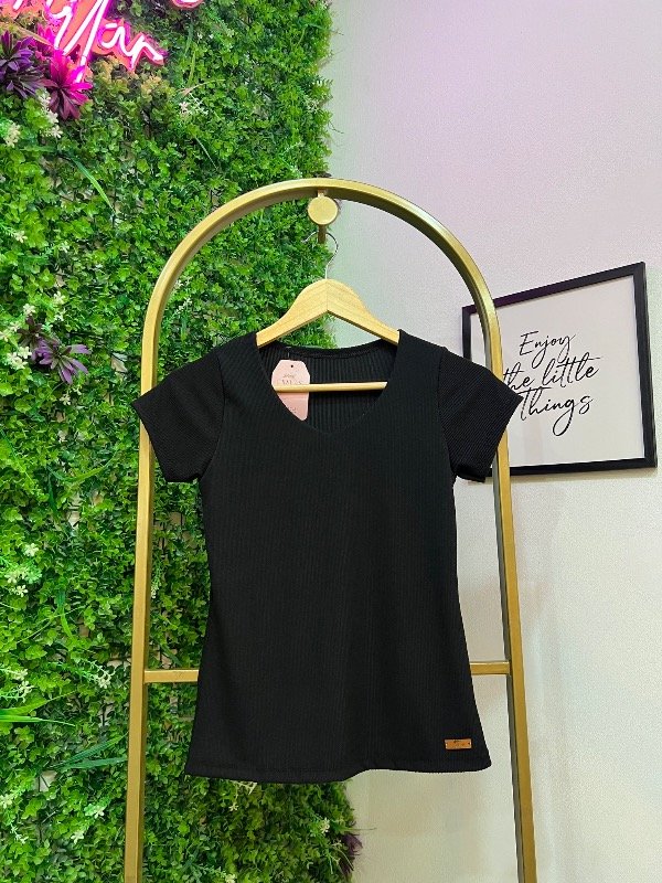 Producto - Remera de morley escote V Negro 0549