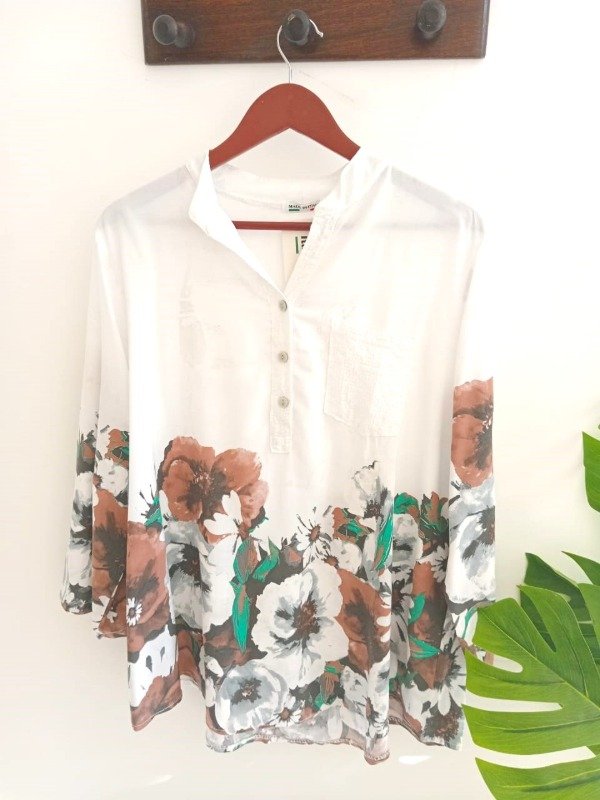 Producto - Blusa c/carterita y bolsillo c/lentejuelas blanca con flores inferiores