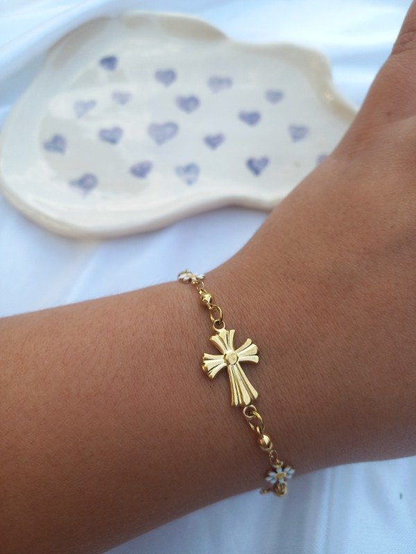Producto - pulsera margarita y cruz golden (blanco)