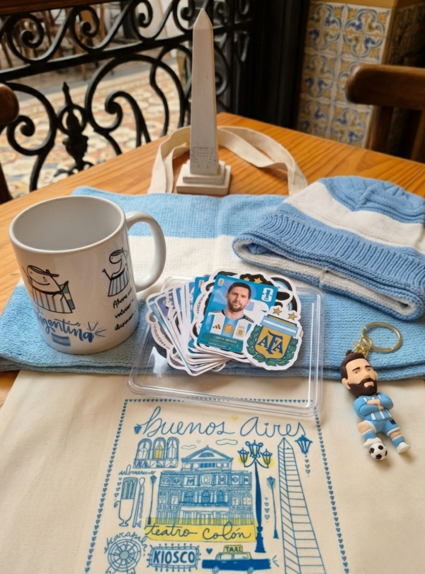 Producto - Combo Argentina - Taza, llavero, tote bag, bufanda, gorro y stickers