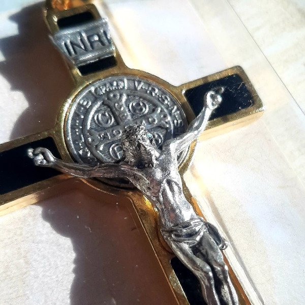 Producto - Cruz de metal dorada - 3