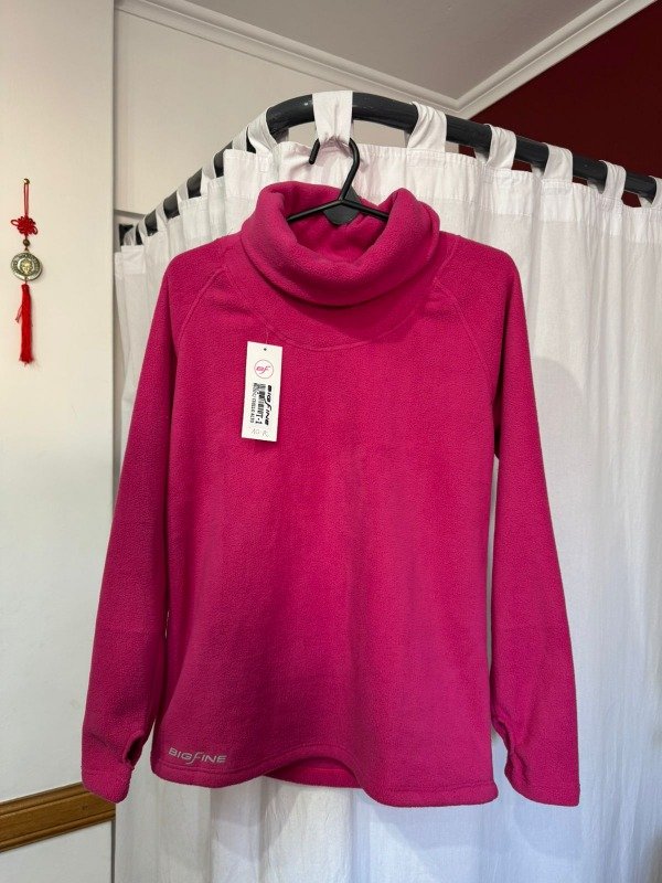 Producto - POLAR CON CUELLO FUCSIA