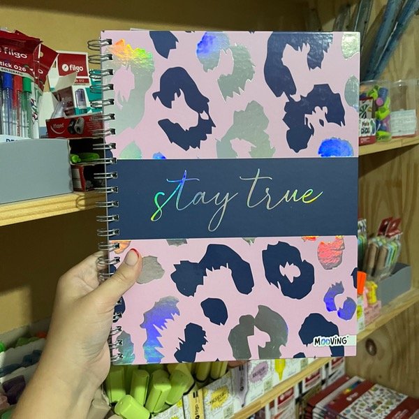 Producto - Cuadernillo tapa dura A4 stay true