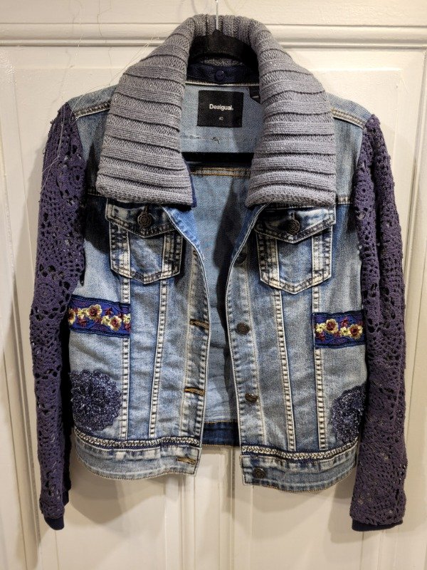Producto - Campera DESIGUAL de jean con bordados Talle 40/S - PRECIO: 93X