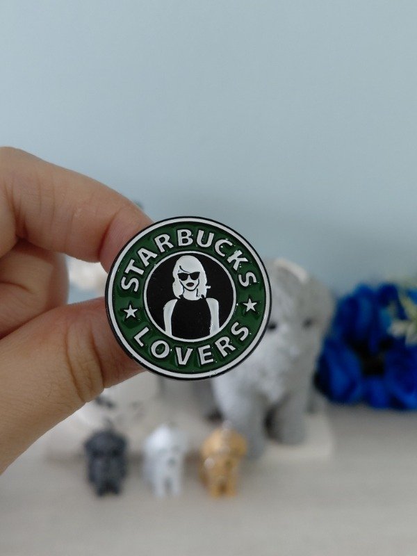 Producto - Pin metalizado - Taylor Swift fusión Starbucks #2553