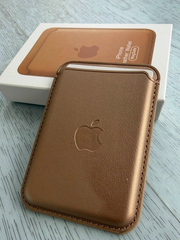 Producto - Wallet Magsafe con logo dorado