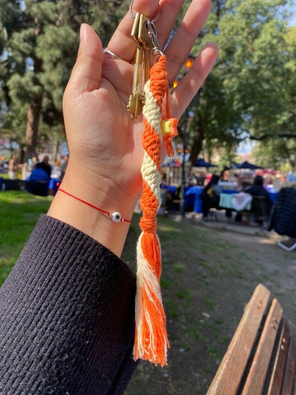 Producto - Llavero macramé naranja con amarillo