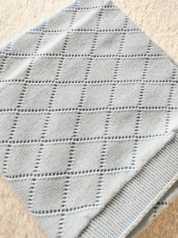 Producto - Tejida de lana celeste rombos