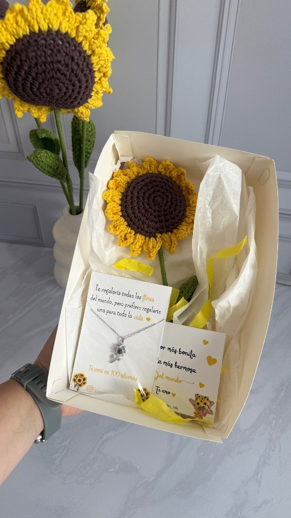 Producto - Box con flor girasol eterno y collar te amo en 100 idiomas