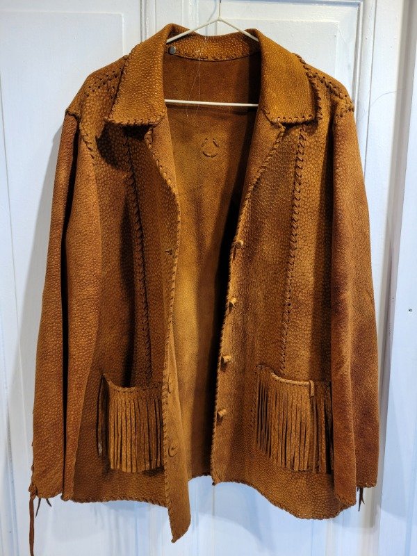 Producto - Campera de cuero de carpincho marrón con flecos Talle M - PRECIO: 156X