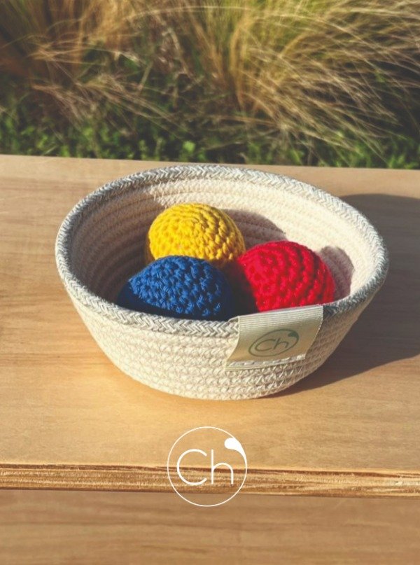 Producto - CESTA DE PELOTAS TEJIDAS