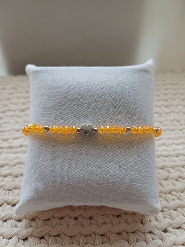 Producto - Pulsera cristal de roca con dije corazón naranjas