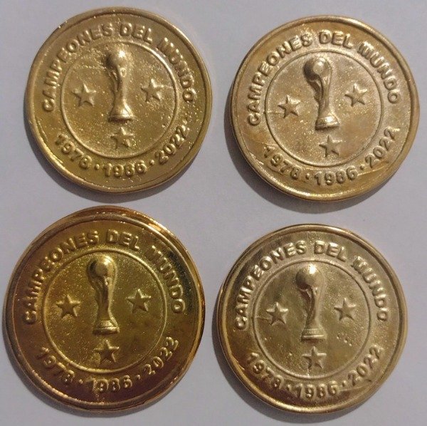 Producto - Colección de Medallas Campeones del Mundo. Kempes. Maradona. Messi. Dibu - 1