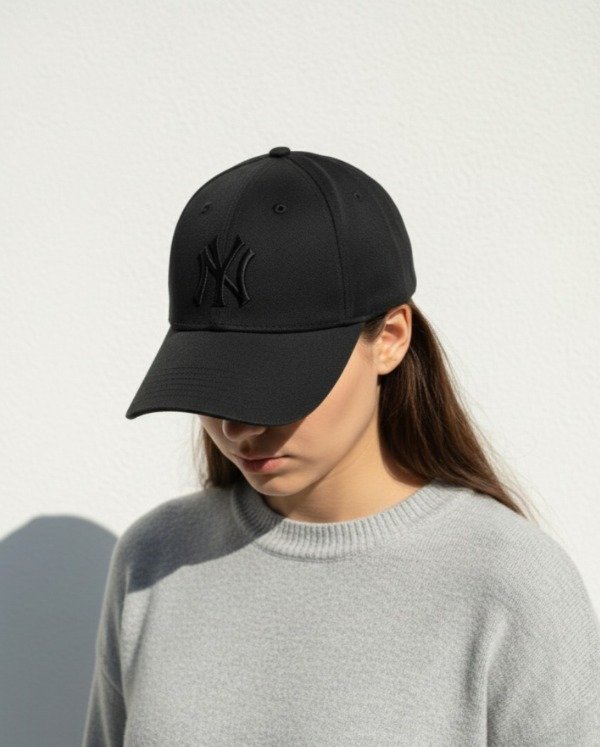 Producto - Gorra negra bordada