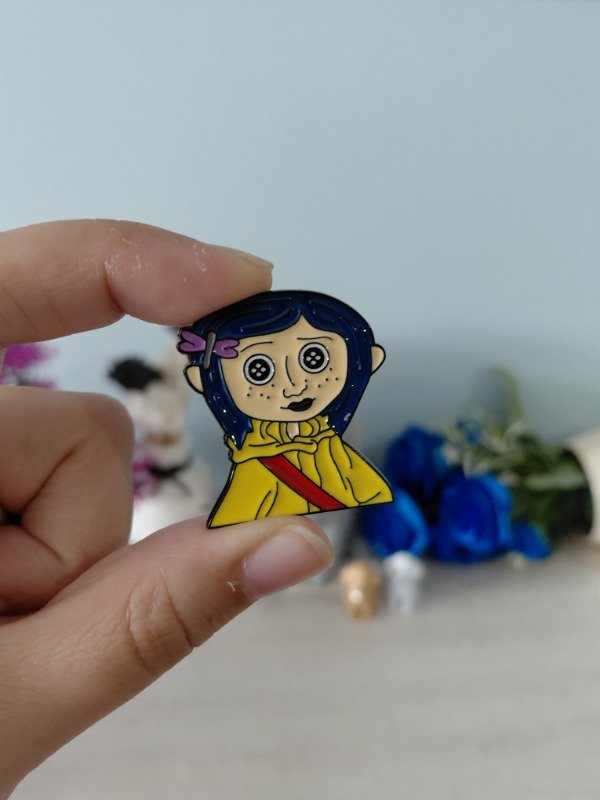 Producto - Pin metalizado - Coraline #1194