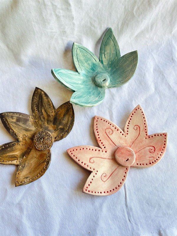 Producto - PORTA SAHUMERIO FLOR GRANDE CERAMICA