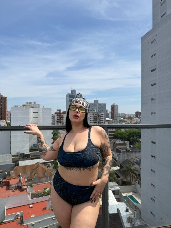 Producto - Top Suri flores azules con vivos dorados