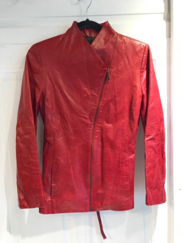 Producto - Campera TROTTER de cuero colorada- Talle S- PRECIO: 120x