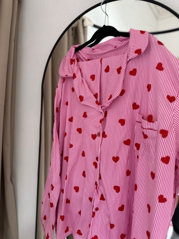 Producto - Pijama largo camisero rayado con corazones (fallita)