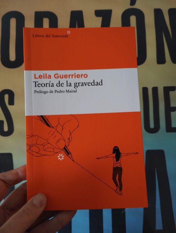 Producto - Teoría de la gravedad de Leila Guerriero