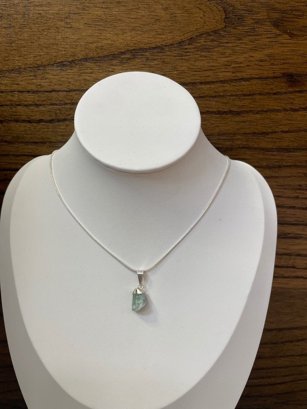 Producto - Collar de acero blanco con piedra de cuarzo aventurina verde