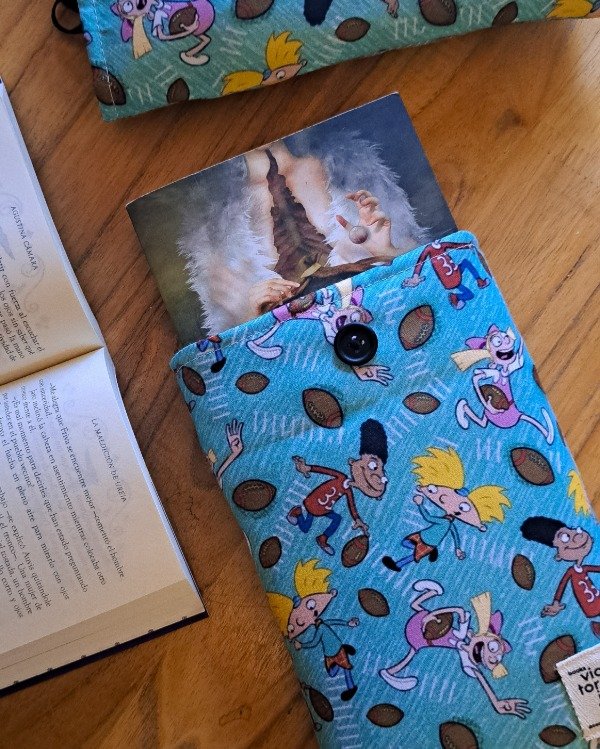 Producto - Funda para libros mediana con botón Arnold IMPERMEABLE