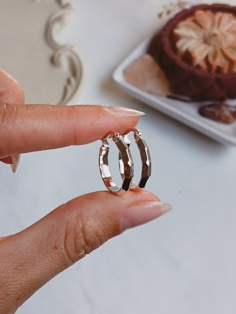 Producto - Argollitas con detalle - Acero blanco (2 cm)