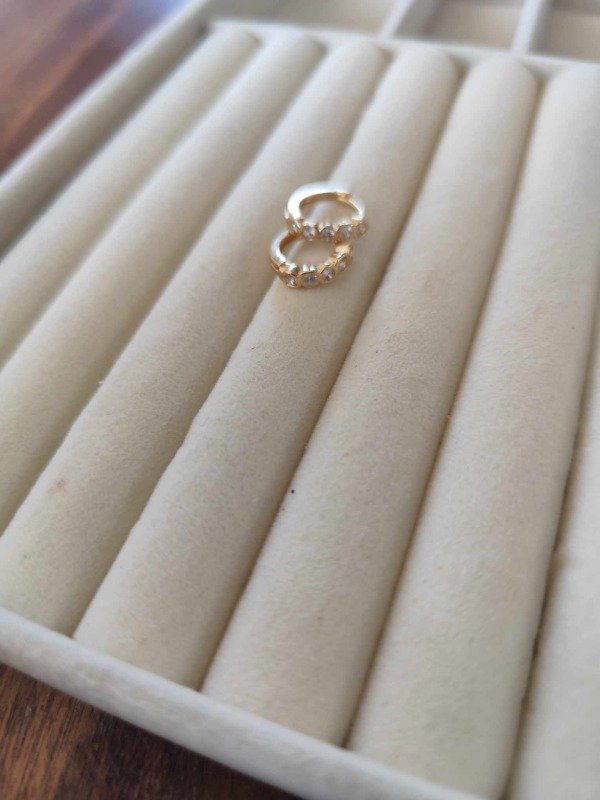 Producto - Aros argolla mini strass blanco . Cobre dorado.