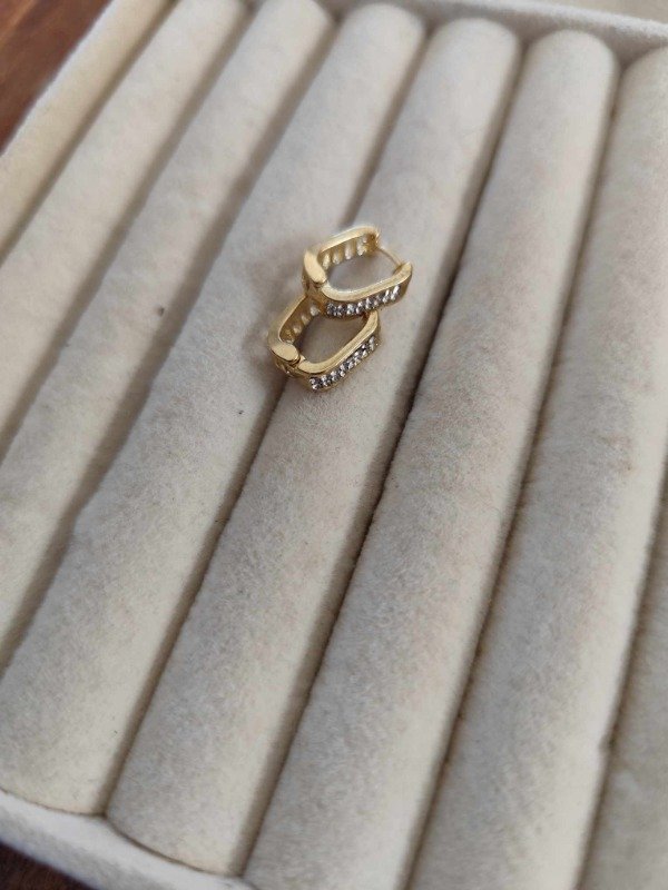 Producto - Aros cuadrados strass. Acero dorado.