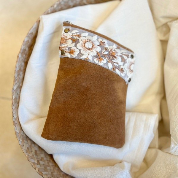 Producto - Yerbera de cuero gamuzado bordada - Albertina