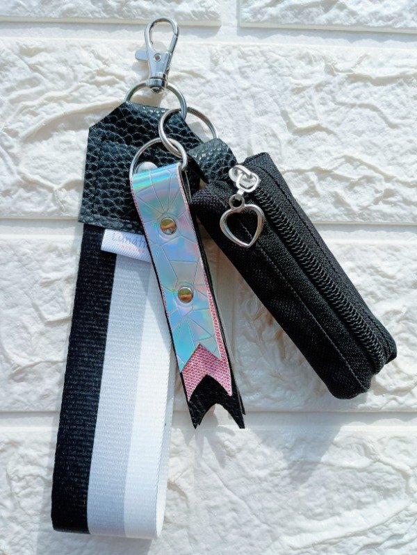 Producto - Llavero Bag Charm Negro y Blanco