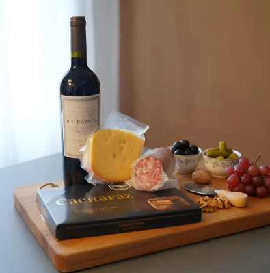 Producto - Vino Dv Catena + Alfajores Cachafaz Y Tabla De Queso Salame