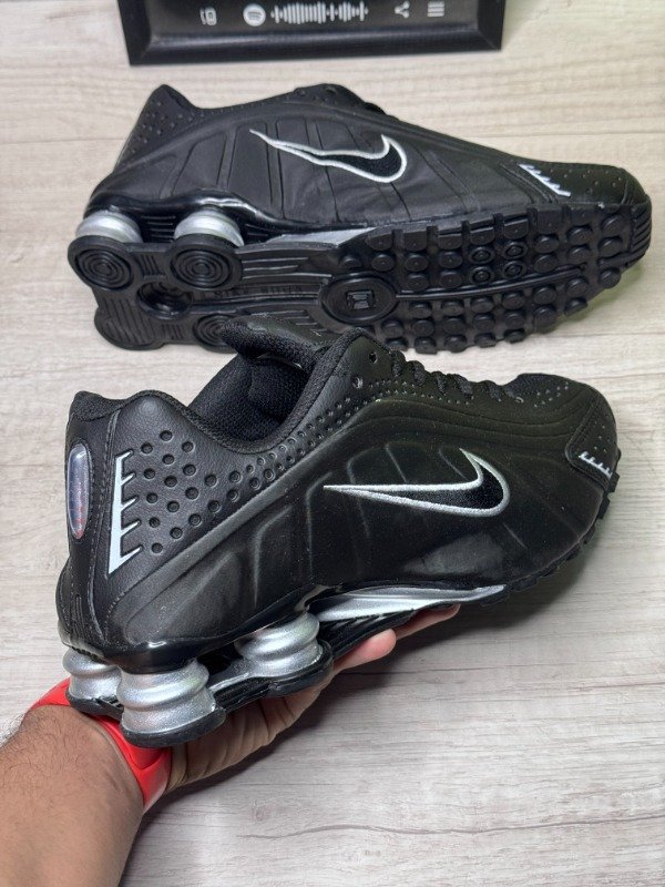 Producto - Nike Shox R4 Black/Metallic - 3