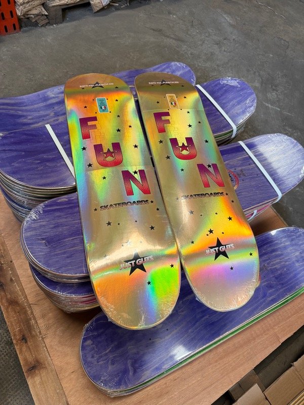 Producto - Institucional en dorado tornasolado. Fabrica México. Medidas 8, 8.25, 8.5, 8.75