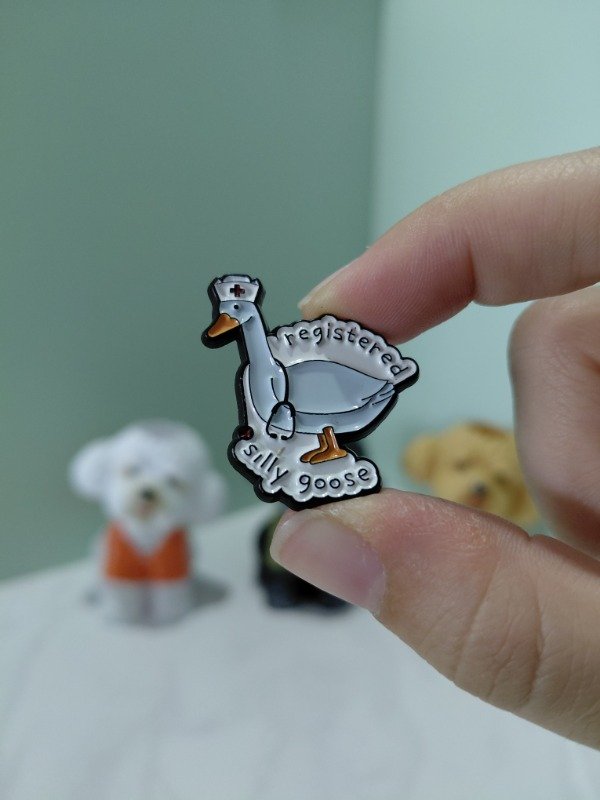 Producto - Pin metalizado - Ganso "Registered silly goose" #3138