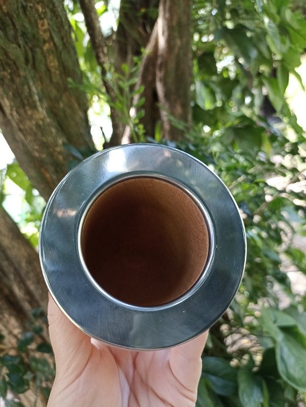 Producto - Mate camionero de algarrobo con virola de acero flores sobre madera - 3