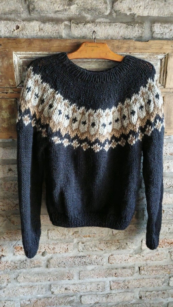 Producto - Sweater con guardas en fibra de alpaca.