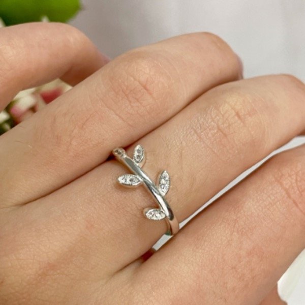 Producto - Anillo Zoe hojitas blancas
