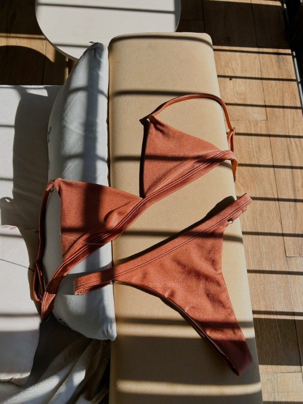 Producto - CURVA BIKINI EMBOLSADA BRONCE